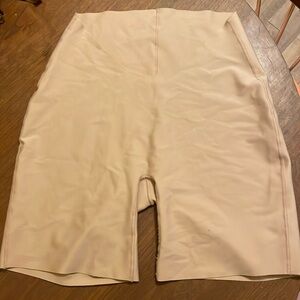 Skims Low Front Shapewear - Size M - Nude